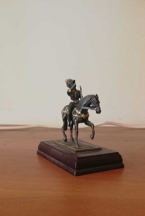 Statueta decorativa din bronz, cavaler medieval pe cal