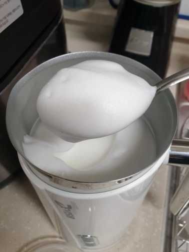 Уред за разпенване на мляко, капучинатор