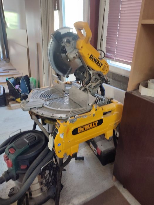Настолен циркуляр DeWALT в комплект със стойка 2000 W, ф 305 мм, 4000 об./мин, D27107    Комбиниран циркуляр и пендула DeWalt