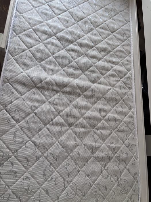 Кровать с матрасом