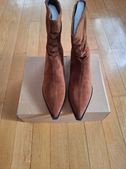 НОВИ велурени боти в кафяв цвят, номер 39