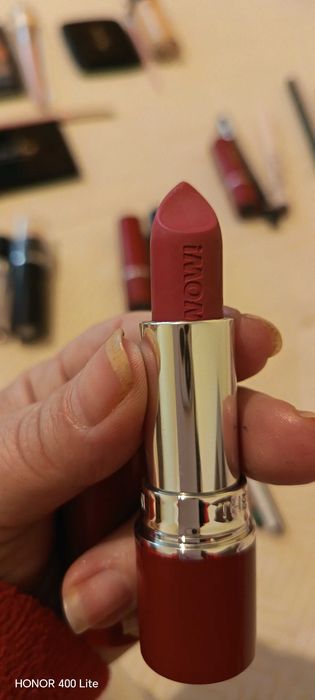 Гримове сенки, червила и гланцове