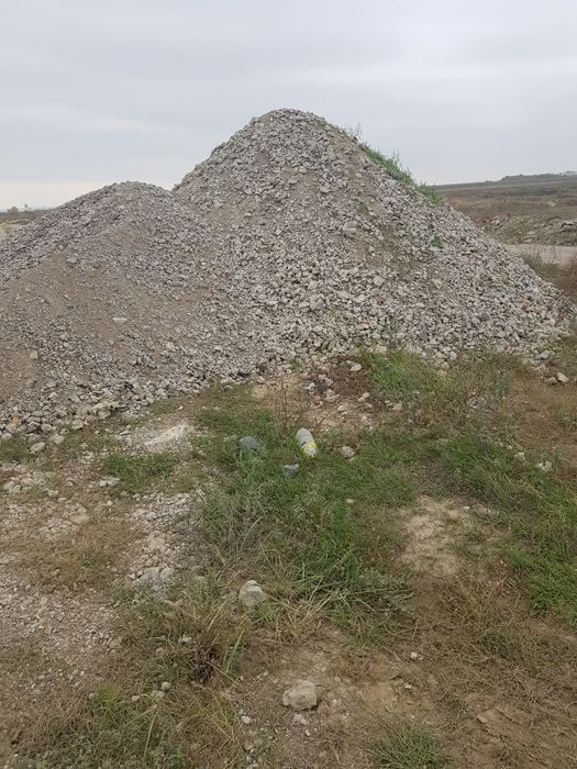 Vand piatra concasata si zgura neagra