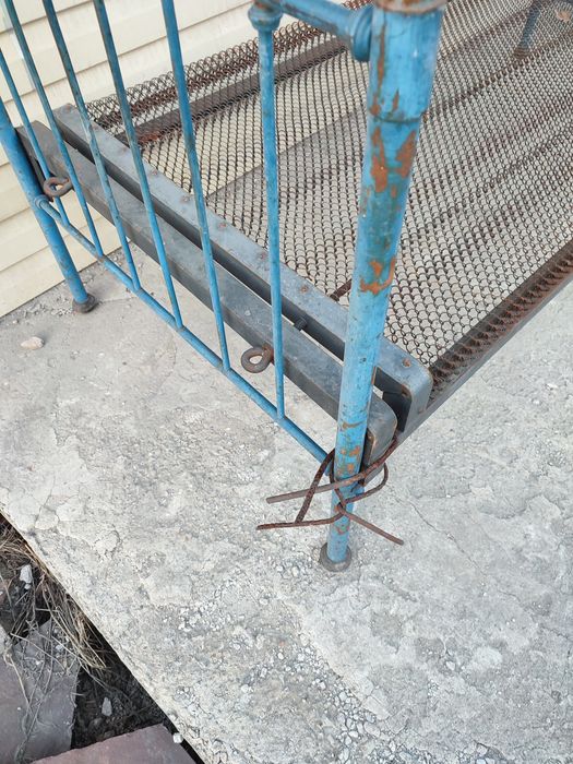 Железная кровать