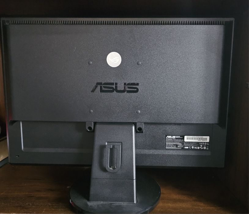 Продавам монитор Asus