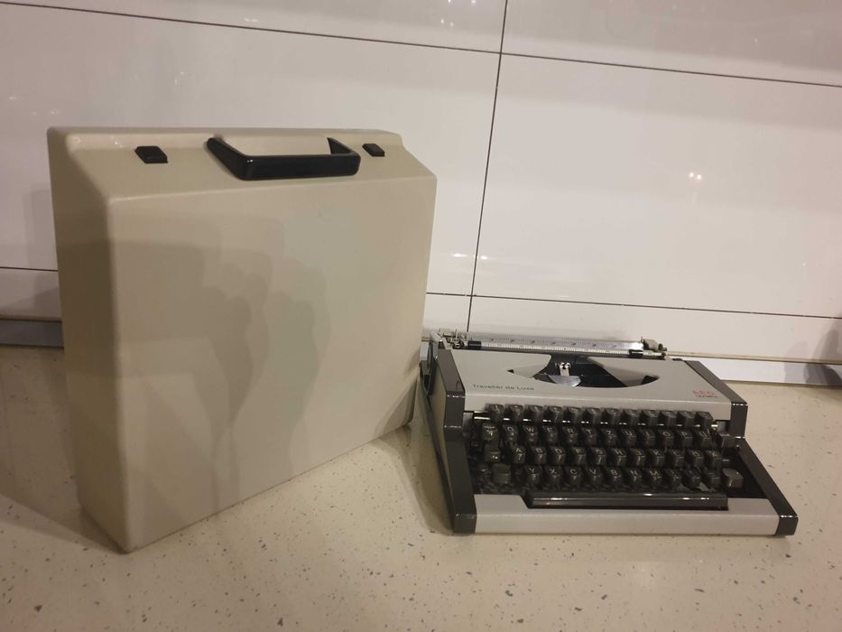 Mașină de Scris Vintage AEG Olympia Traveller de Luxe