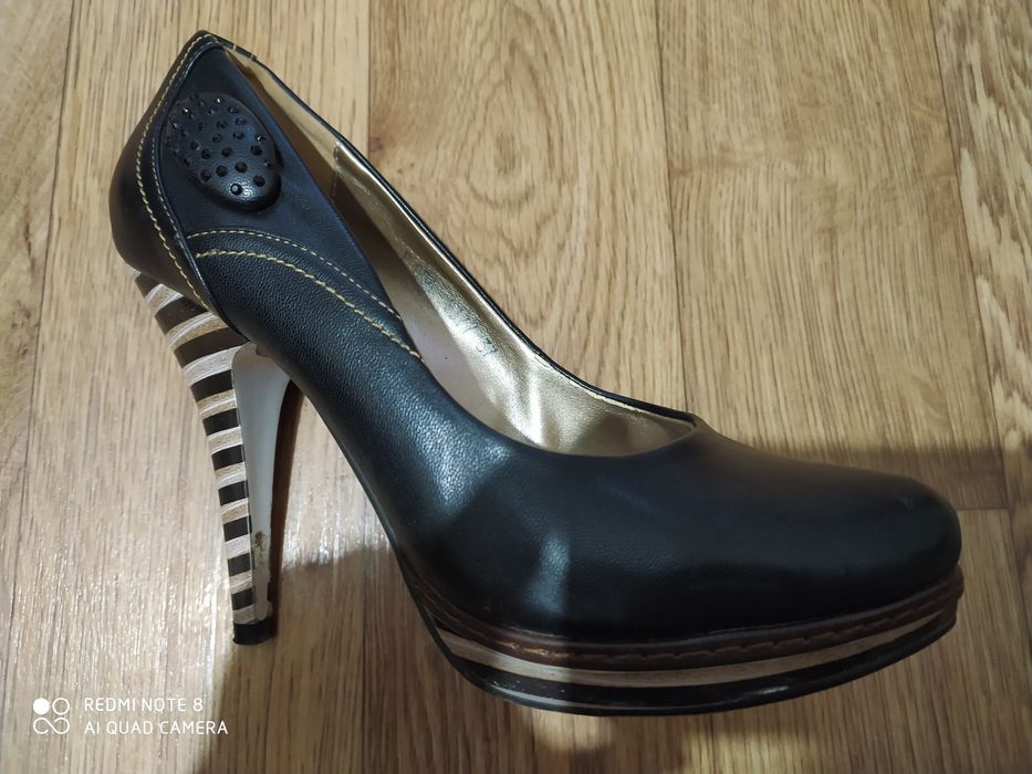 Продаю две пары красивые туфли