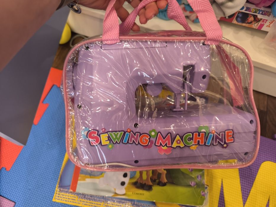 Лот детски играчки фризьорски салон в куфар,шевна машина и др