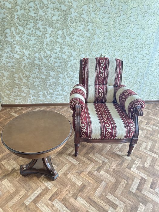 Кресло со столиком