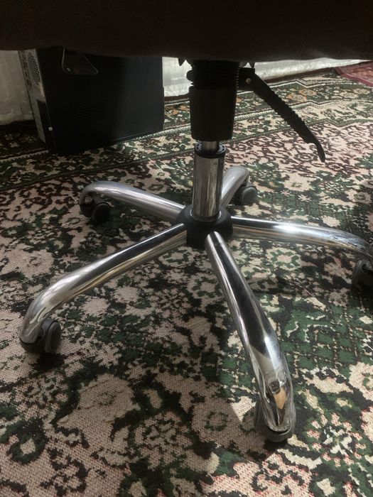 Офисная кожаная кресло