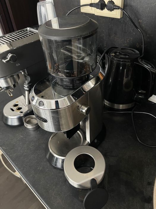 Кафемашина Delonghi Dedica + Конусна кафемелачкаDelonghi