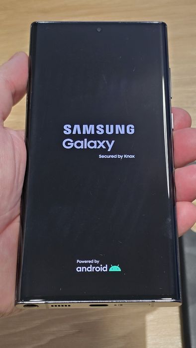 Samsung Galaxy S22 Ultra, 512 GB + Two Cases