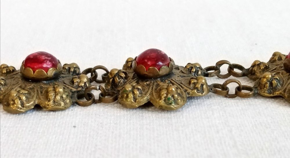 Стара възрожденска гривна с червени кабошони