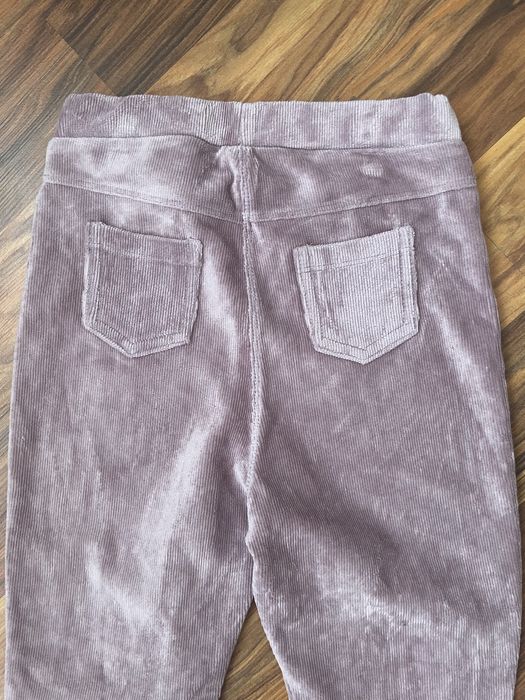 Haine pentru o fetiță de 8–9 ani (128–134 cm): blugi (M&S), colanți (LCW), bluze (H&M, LCW).