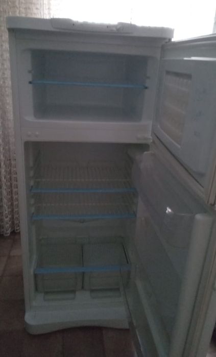 Продам холодильник Indesit