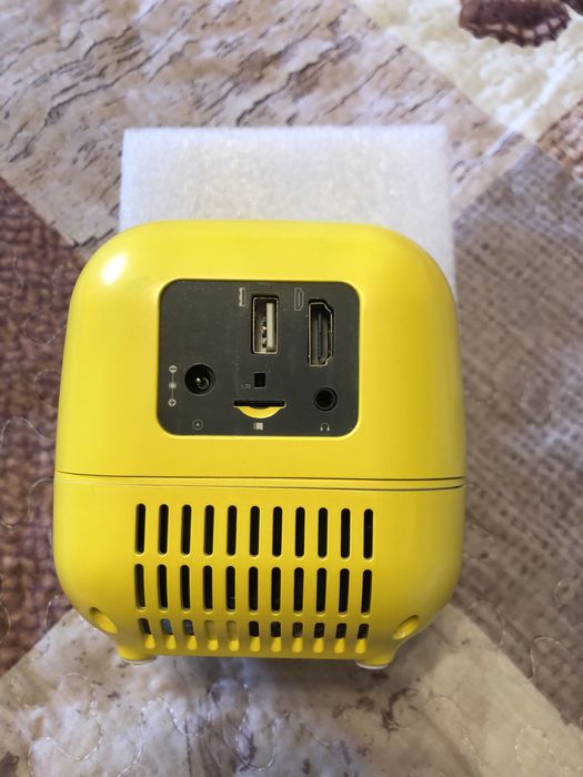 Vând mini videoproiector copii L1