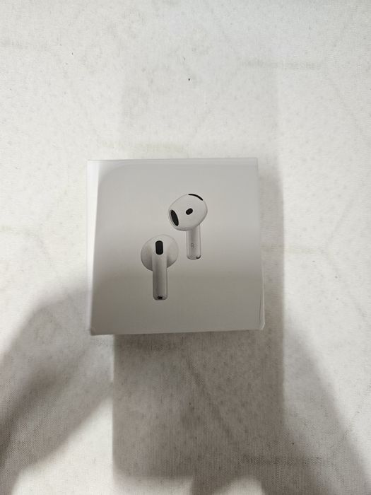 Vând Apple AirPods 4, în stare foarte bună, cu cutie și accesorii.