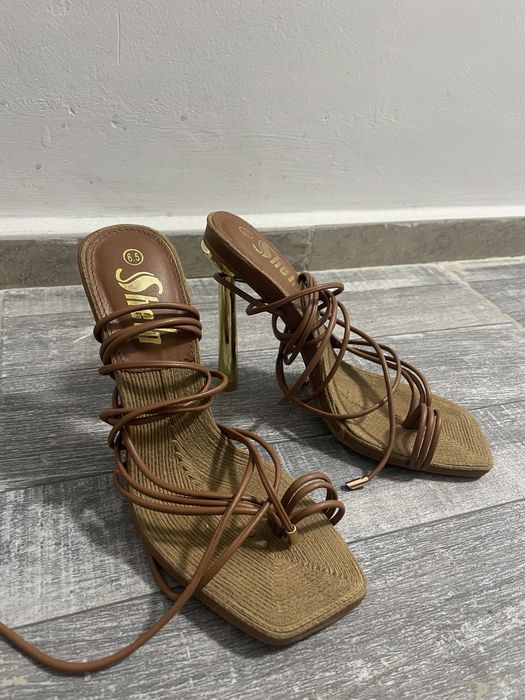 Обувки на токчета с връзки