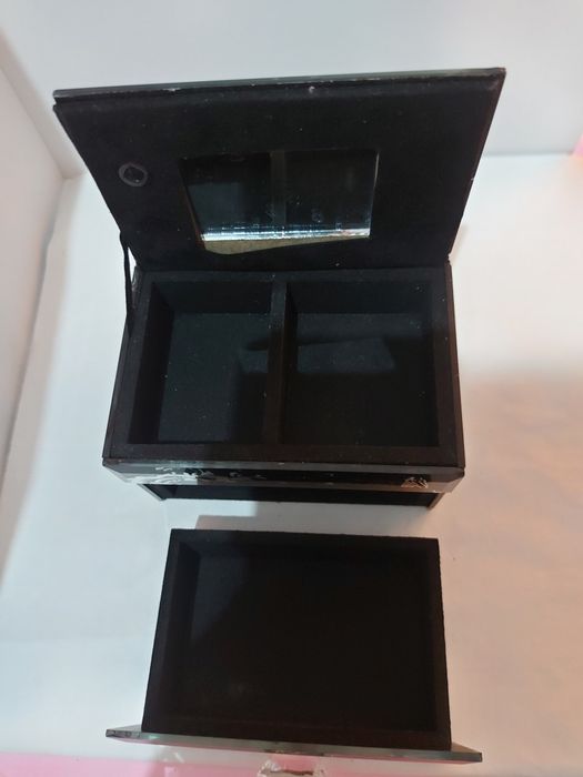 Шкатулка из стекла.