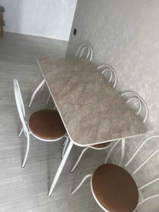 Продам кухонный стол