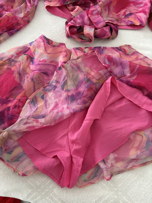 Елегантна рокля с къдрици в розово-лилаво