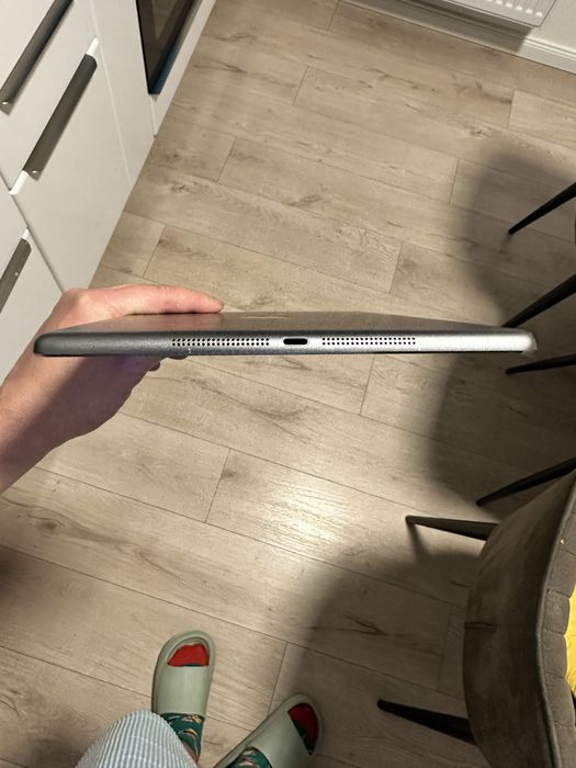 iPad Air.         …