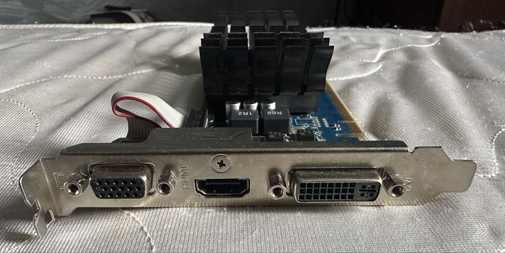 Видеокарта GeForce 210 в идеальном состоянии