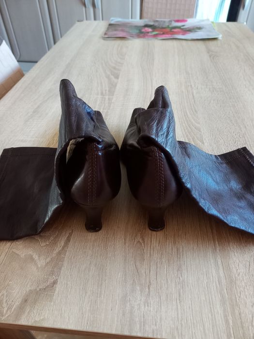 Cizme dama,cu toc,piele,marimea 38.Pret.30 lei.