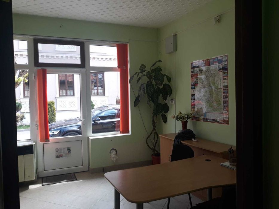 dau in chirie spatiu comercial in Salonta peste drum de hotel Slavia