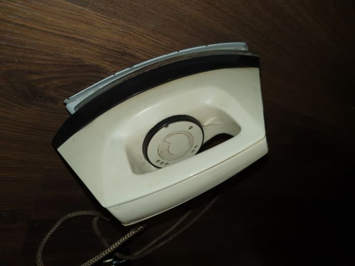 Утюг с подставкой