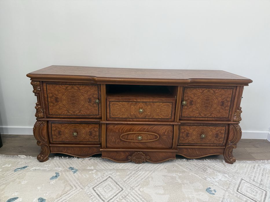 Срочно продам 2 серванта и тумбу под тв