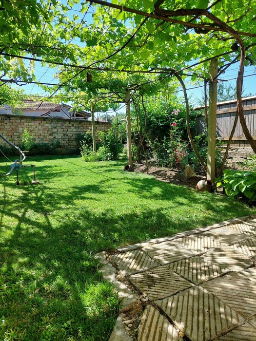 Продавача се масивна къща в кв. Въбел, гр. Търговище