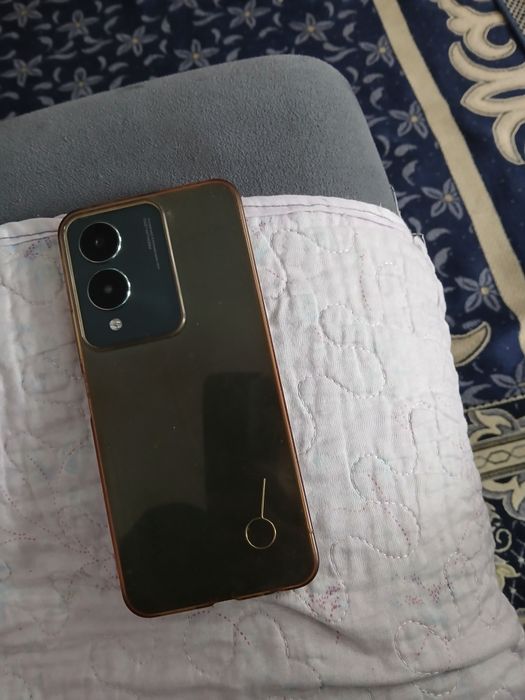 Телефог Vivo Y17s