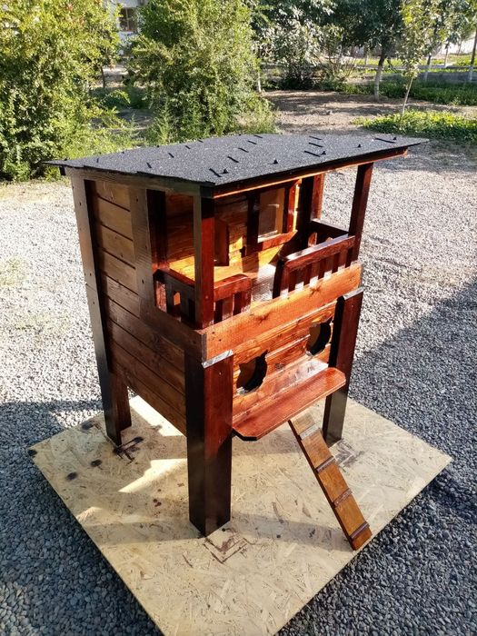 Домик с верандой для кошек.