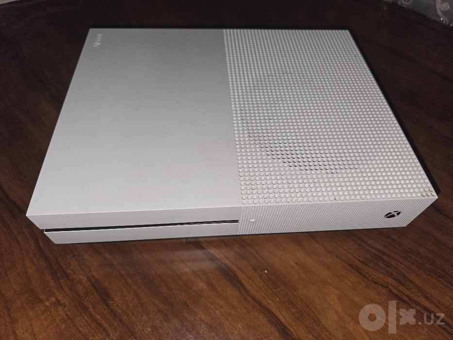 Xbox one s , 1 ta  joystick va 2 ta oyini bilan
