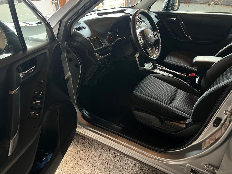 Vând subaru forester