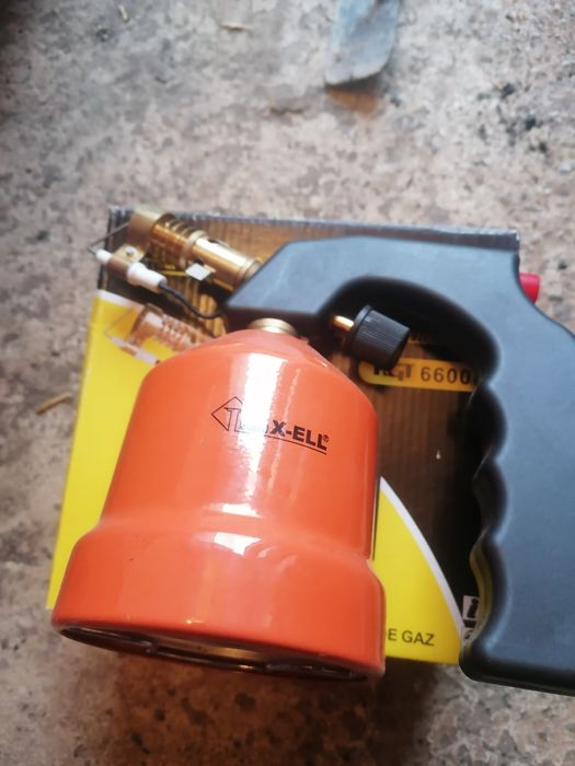 Lampa cu gaz pentru lupt, cu aprindere piezoelectrica