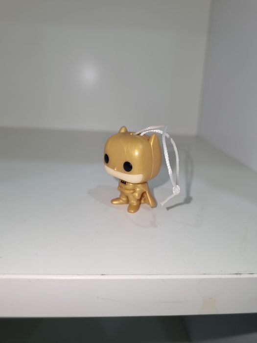 Редкая фигурка Золотой Бэтмен Kinder Joy DC
Описание:
Продаю оригиналь