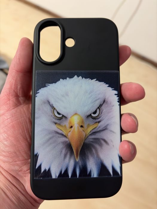 Husă iPhone 17 cu model imprimat de șoim