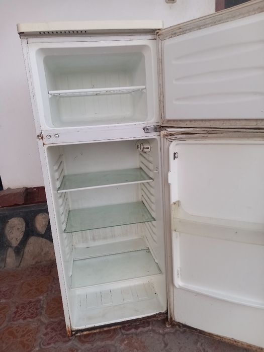 Muzlatgich ROISON sotiladi.
