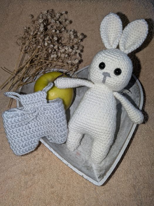 Iepuras crosetat manual 20 cm cu salopeta detasabila