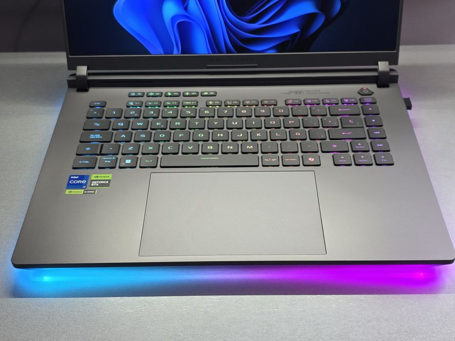 Asus ROG Strix G16 G615J 16" 240Hz - I7 14650HX - 5070 - 32GB RAM  - 1 TB SSD