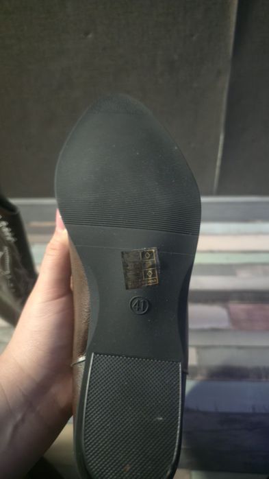 Кафяви ботуши на ток