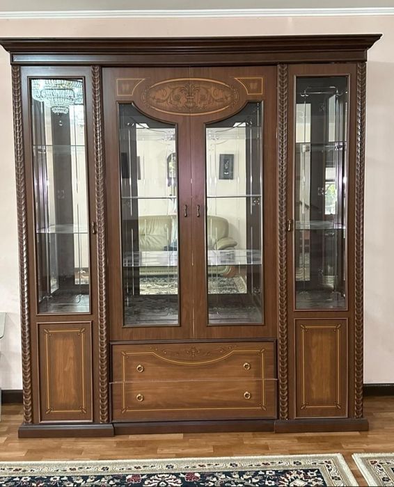 Комод и горка, мебель в гостиную