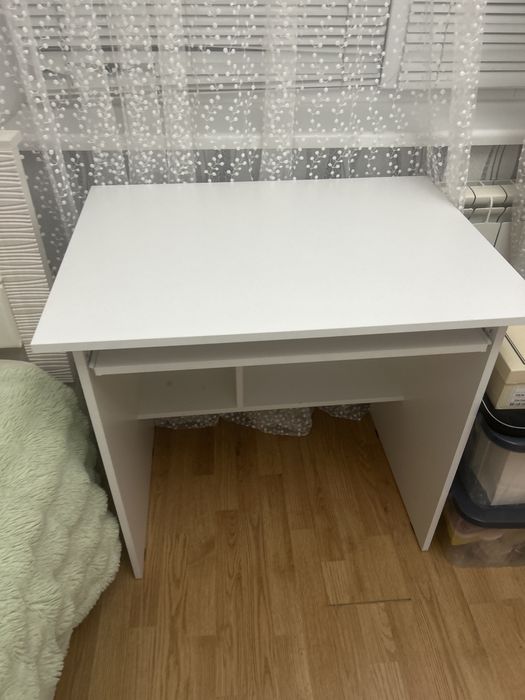 Белый письменный стол