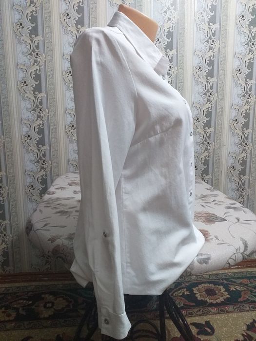 Женская кофта с длинными рукавами.