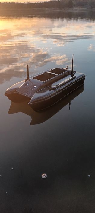 Лодка за захранка Туше