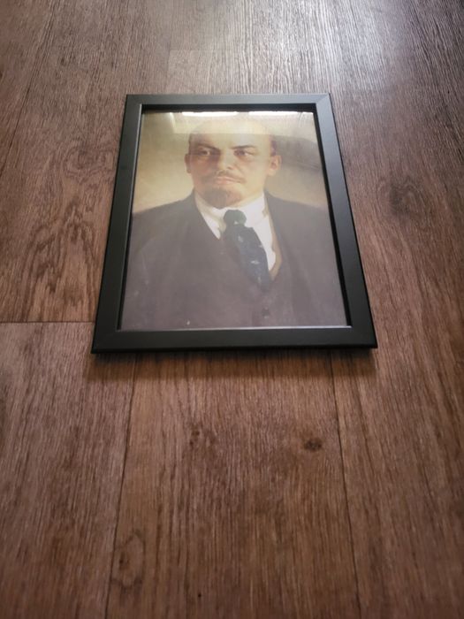 Портрет Ленина можно и поставить и повесить