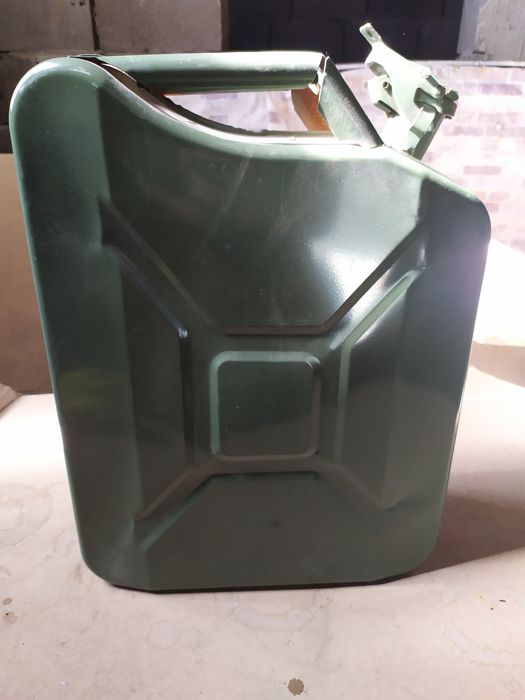 Продам канистру 20л