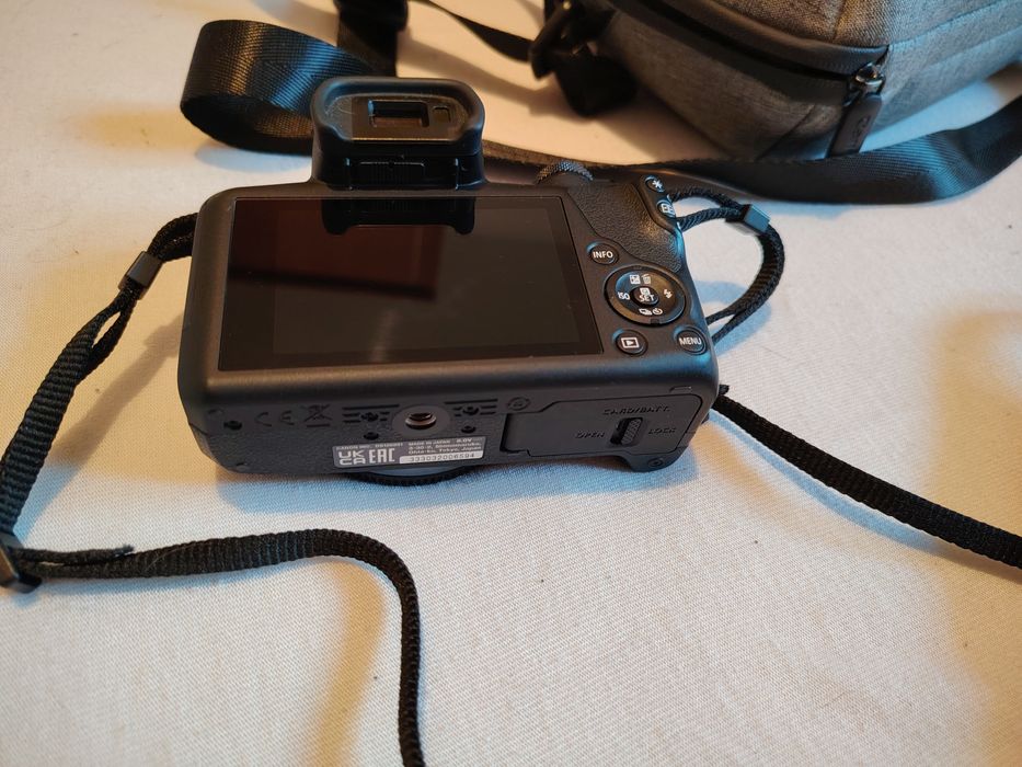 Aparat foto Mirrorless Canon EOS R100 + Obiectiv RF-S 18-45